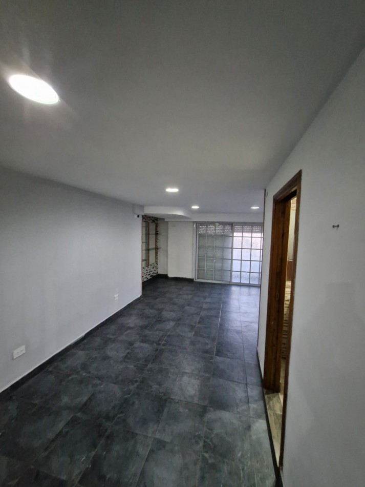 ALQUILER. TRIPLEX DE 5 AMBIENTES, CON PATIO Y QUINCHO