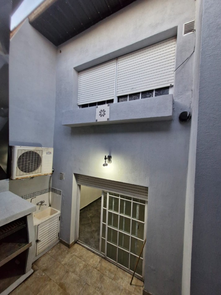 ALQUILER. TRIPLEX DE 5 AMBIENTES, CON PATIO Y QUINCHO