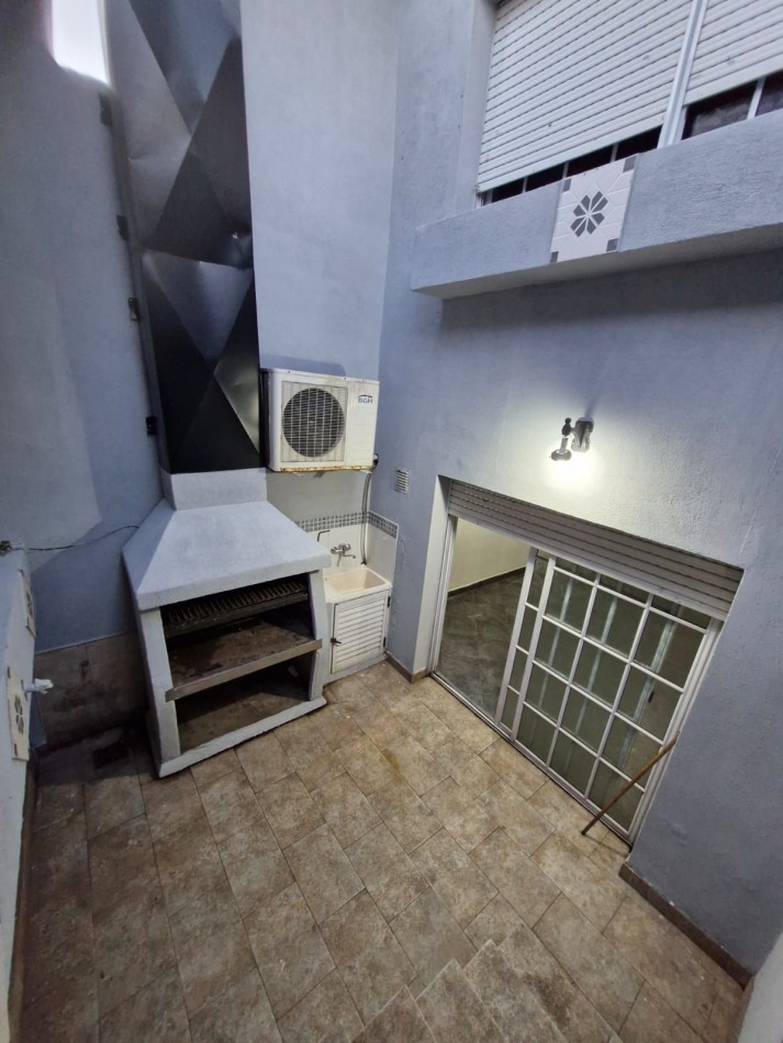 ALQUILER. TRIPLEX DE 5 AMBIENTES, CON PATIO Y QUINCHO
