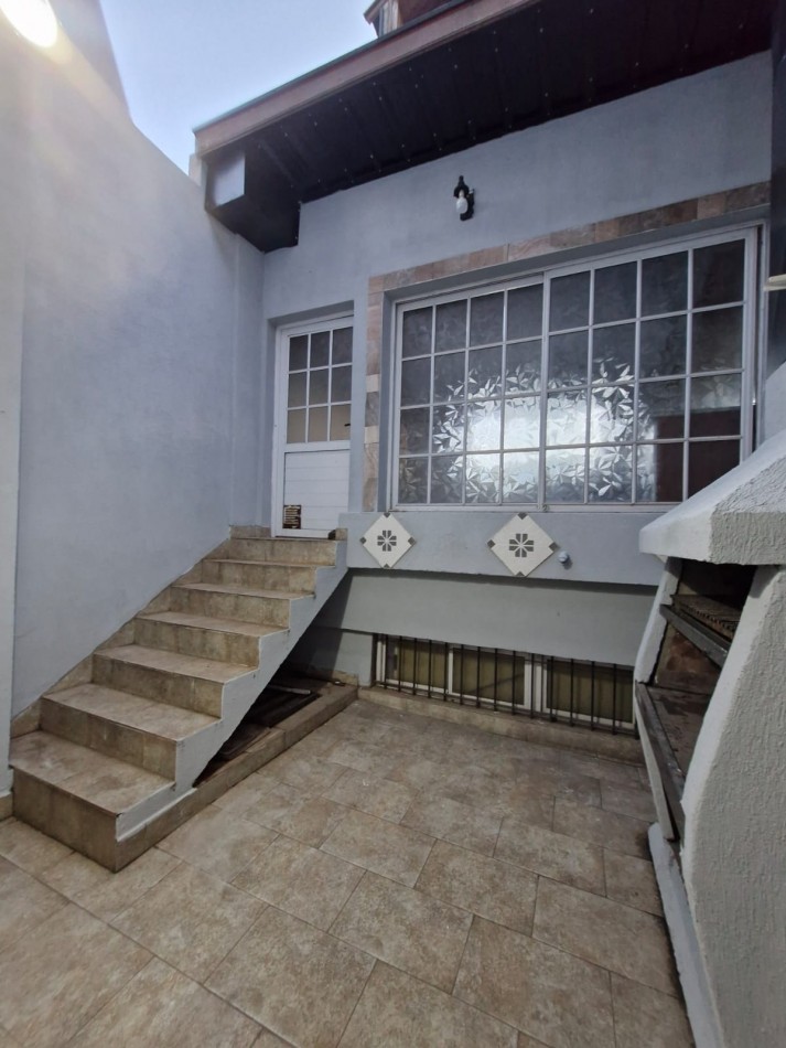 ALQUILER. TRIPLEX DE 5 AMBIENTES, CON PATIO Y QUINCHO