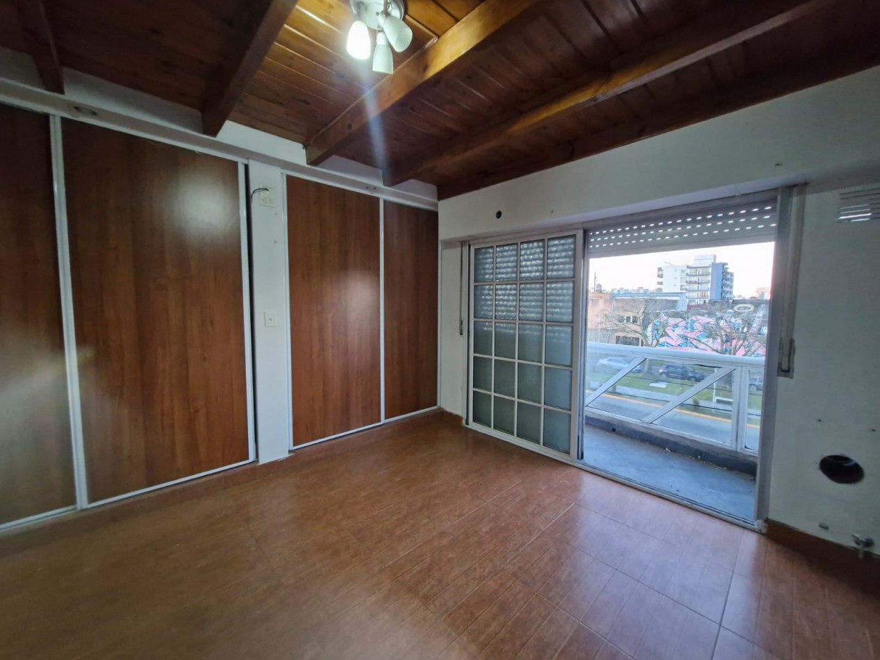 ALQUILER. TRIPLEX DE 5 AMBIENTES, CON PATIO Y QUINCHO