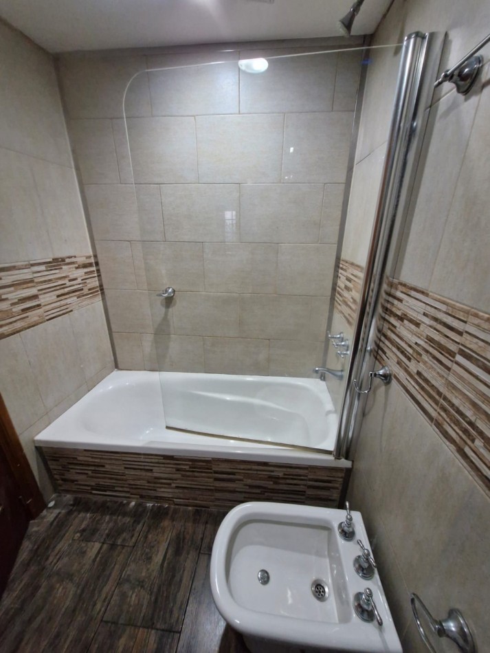 ALQUILER. TRIPLEX DE 5 AMBIENTES, CON PATIO Y QUINCHO