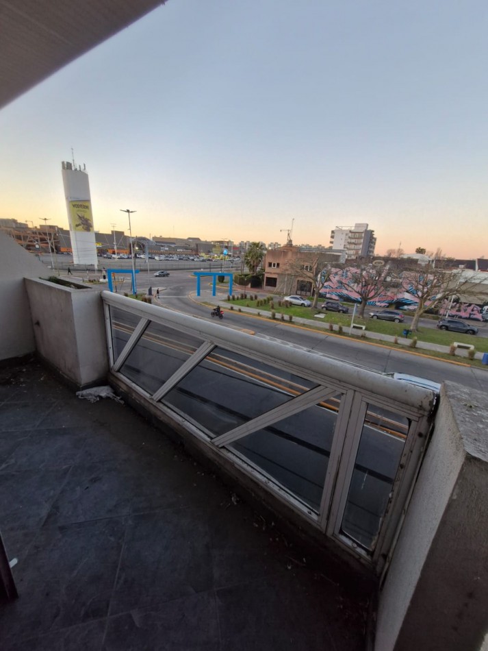 ALQUILER. TRIPLEX DE 5 AMBIENTES, CON PATIO Y QUINCHO