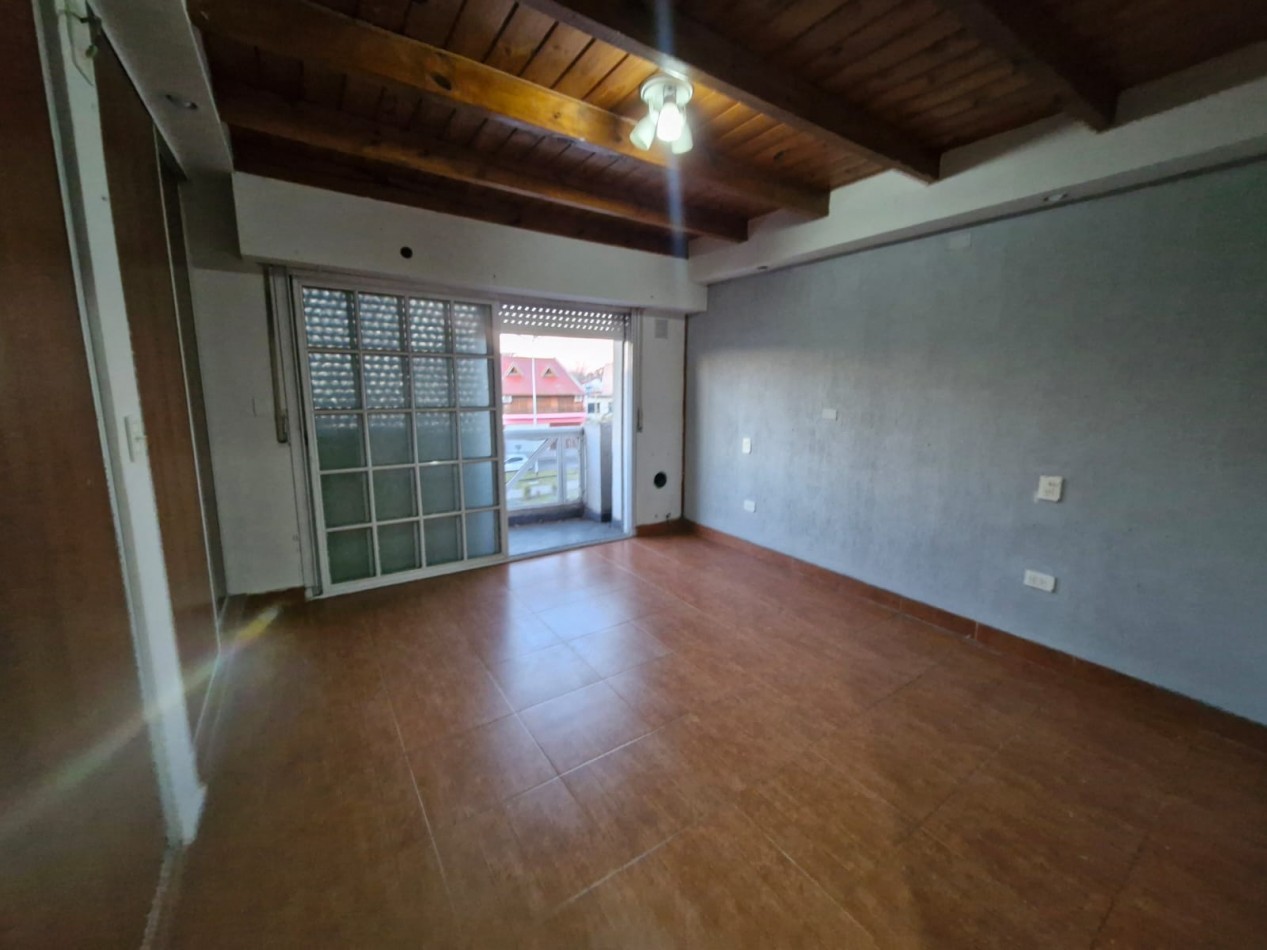 ALQUILER. TRIPLEX DE 5 AMBIENTES, CON PATIO Y QUINCHO