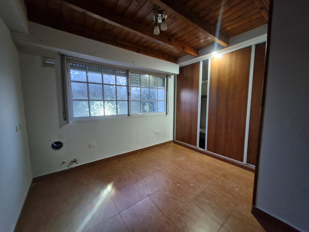 ALQUILER. TRIPLEX DE 5 AMBIENTES, CON PATIO Y QUINCHO