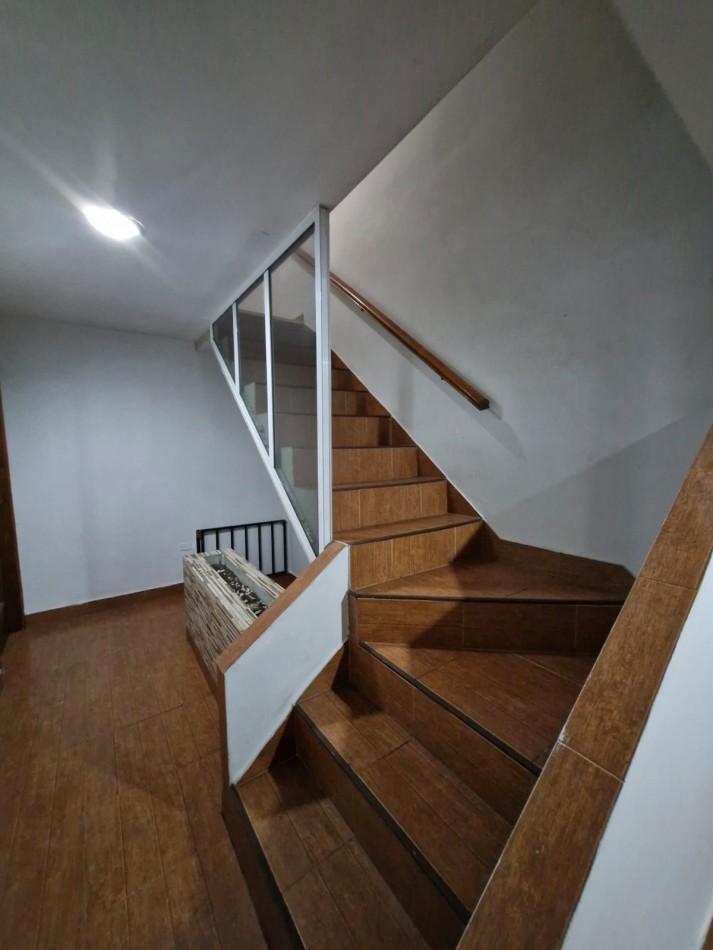 ALQUILER. TRIPLEX DE 5 AMBIENTES, CON PATIO Y QUINCHO