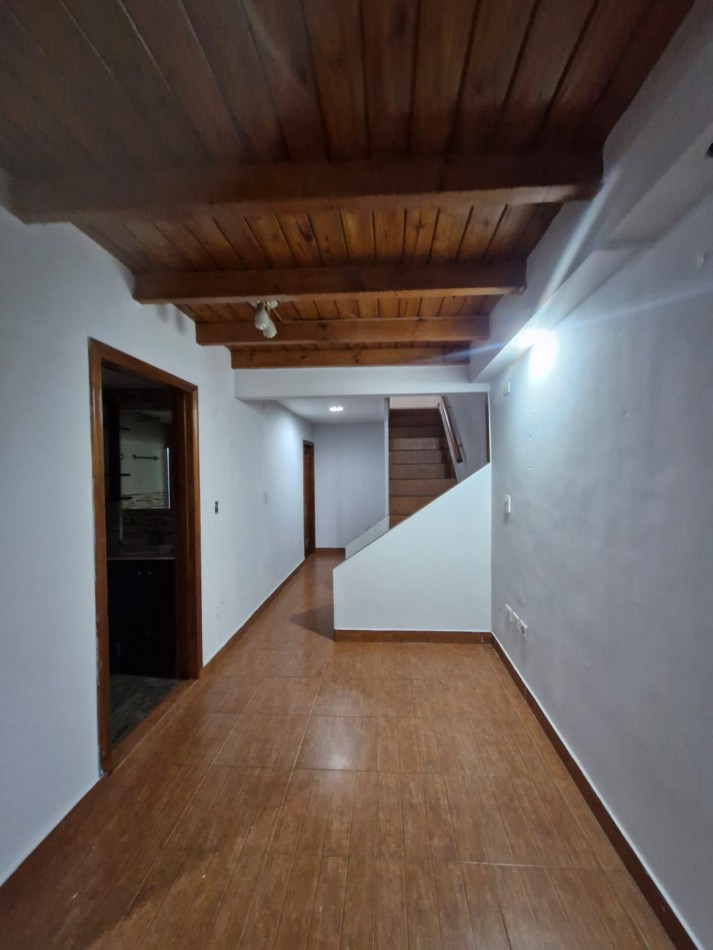 ALQUILER. TRIPLEX DE 5 AMBIENTES, CON PATIO Y QUINCHO