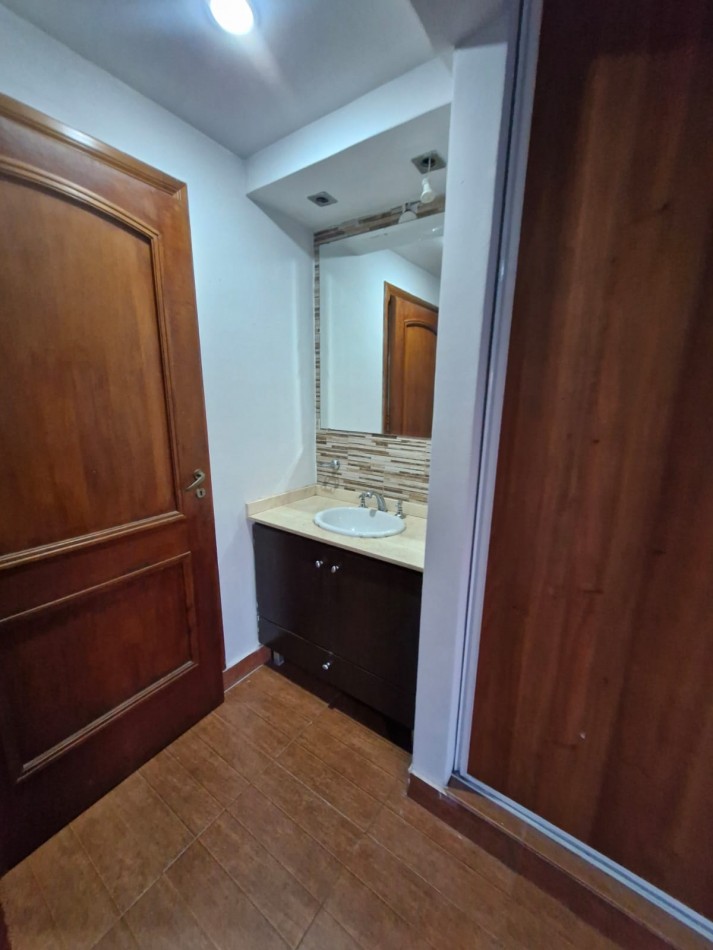 ALQUILER. TRIPLEX DE 5 AMBIENTES, CON PATIO Y QUINCHO
