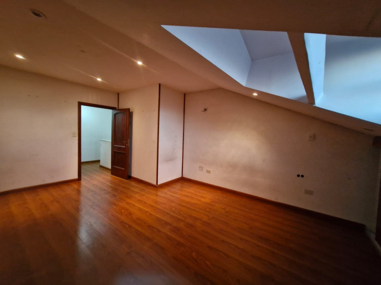 ALQUILER. TRIPLEX DE 5 AMBIENTES, CON PATIO Y QUINCHO