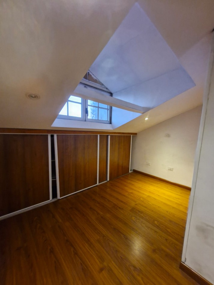 ALQUILER. TRIPLEX DE 5 AMBIENTES, CON PATIO Y QUINCHO