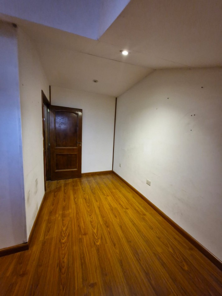 ALQUILER. TRIPLEX DE 5 AMBIENTES, CON PATIO Y QUINCHO