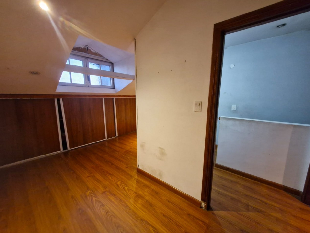 ALQUILER. TRIPLEX DE 5 AMBIENTES, CON PATIO Y QUINCHO