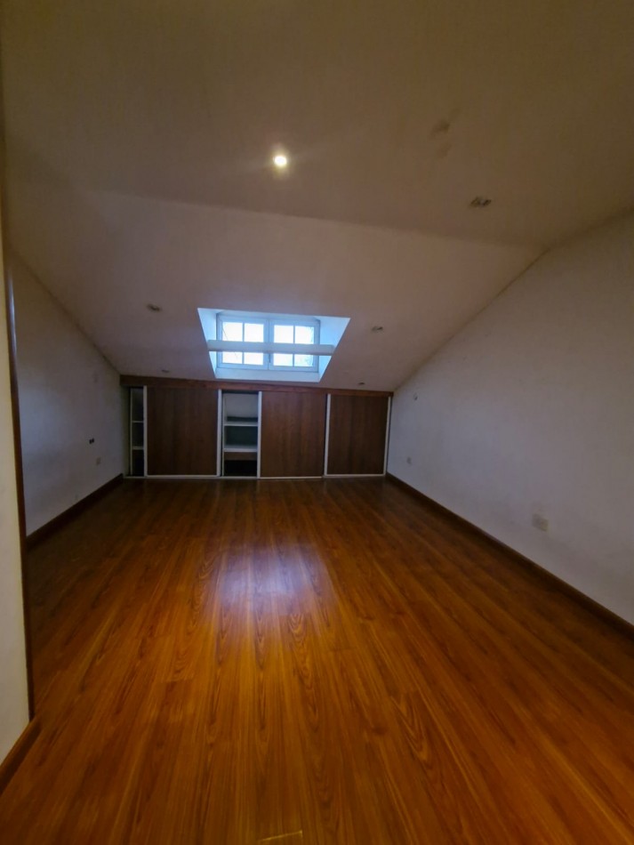 ALQUILER. TRIPLEX DE 5 AMBIENTES, CON PATIO Y QUINCHO