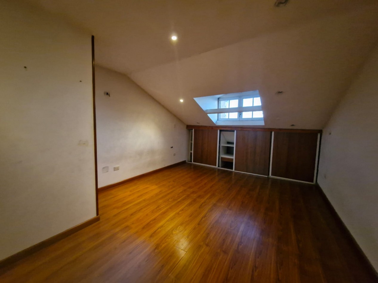 ALQUILER. TRIPLEX DE 5 AMBIENTES, CON PATIO Y QUINCHO