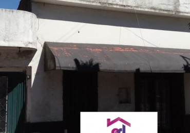 LOTE EN VENTA CON CASA DE CONSTRUCCION MIXTA A REFACCIONAR O DEMOLER. 
