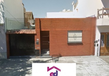 CASA DE CONSTRUCCIÓN MIXTA PARA DOS FAMILIAS. CON PATIO Y ENTRADA PARA AUTO.