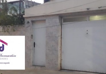 CASA DE CONSTRUCCIÓN MIXTA EN DOS PLANTAS. 3 AMBIENTES. GARAJE, JARDIN Y PATIO.
