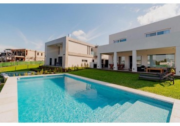 Espectacular casa con vista a la laguna en Nordelta - 355 Mtrs Totales 