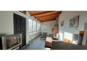CASA DE 4 AMBIENTES EN VENTA EN AVELLANEDA. CON GARAGE, QUINCHO Y TERRAZA.