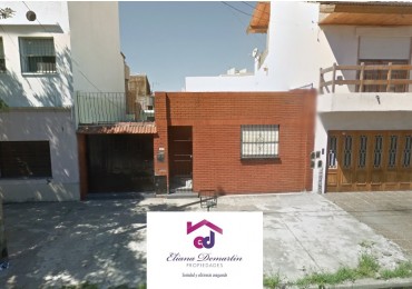 CASA DE CONSTRUCCION MIXTA PARA DOS FAMILIAS. CON PATIO Y ENTRADA PARA AUTO.