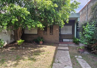 CRUCECITA - CASA EN VENTA DE 3 AMBIENTES CON JARDIN, PATIO Y ENTRADA PARA VEHICULO. APTA CREDITO.